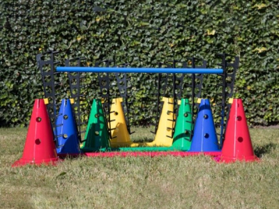 16-teiliges Set mit Trainingskegel 30 cm, Stangen 100 cm und Hürden